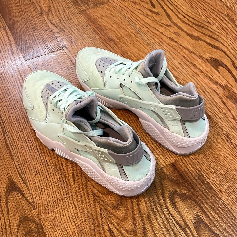 Women’s Nike Air Huarache Run Igloo Sneakers. Size 10. Excellent/Like New. - Picture 14 of 14